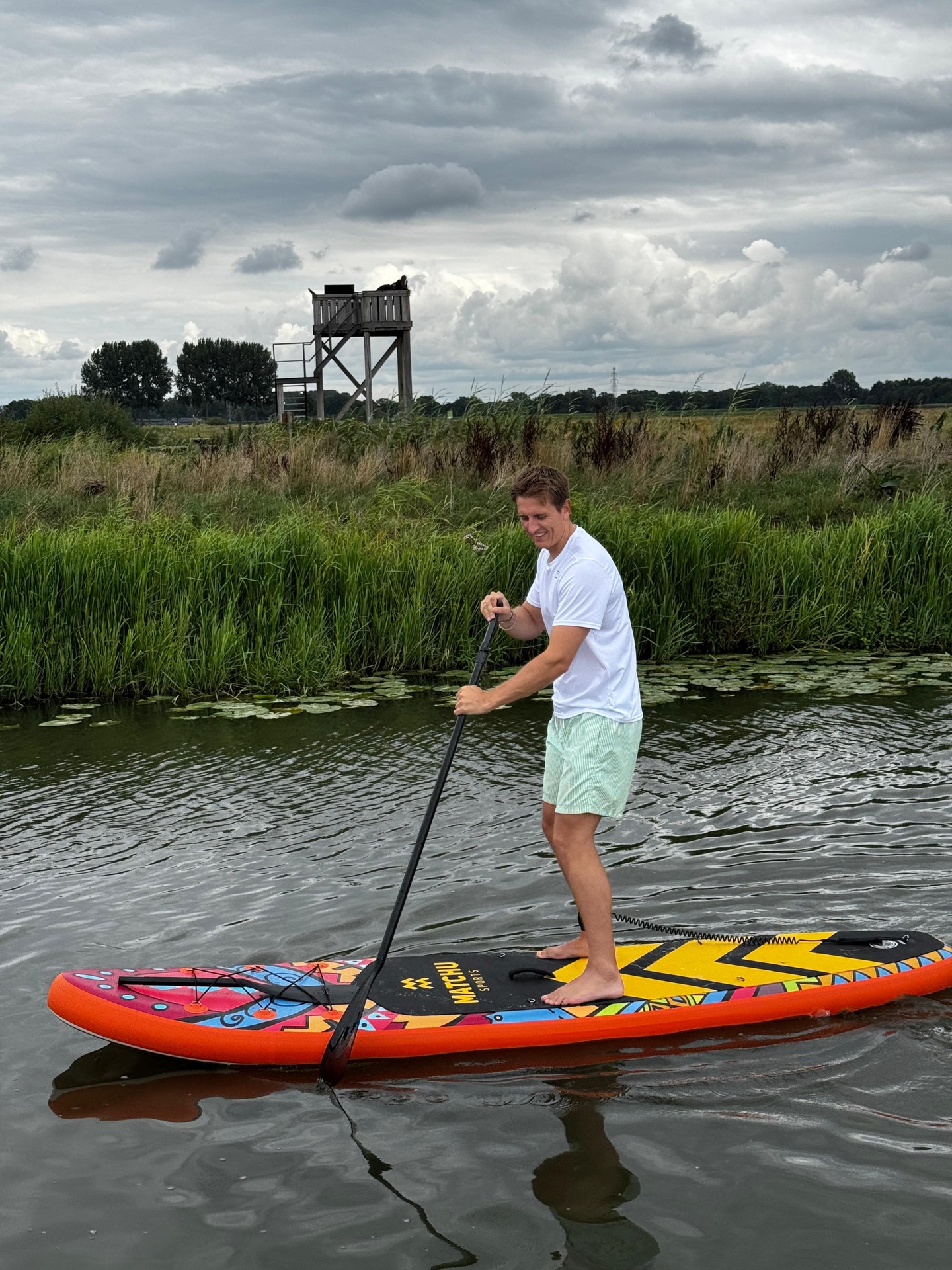 Suppen met peddel op een kleurrijk SUP-board – verhuur door Uitjes2go in Ede