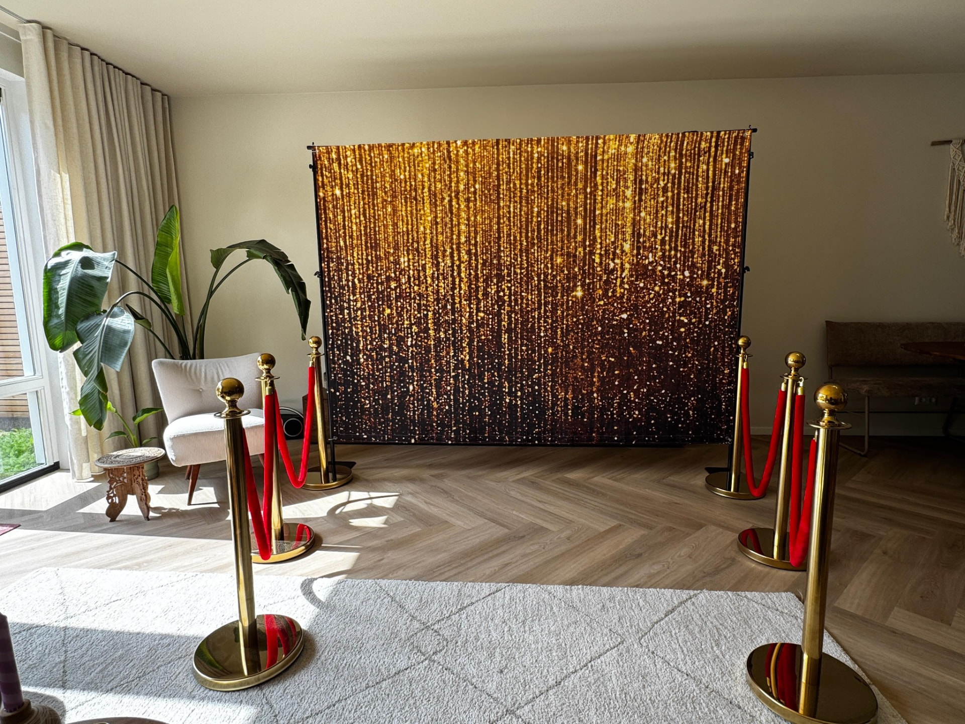 Gouden VIP-paaltjes met rode looptouwen voor de gouden glitterbackdrop – verhuur door Uitjes2go in Ede