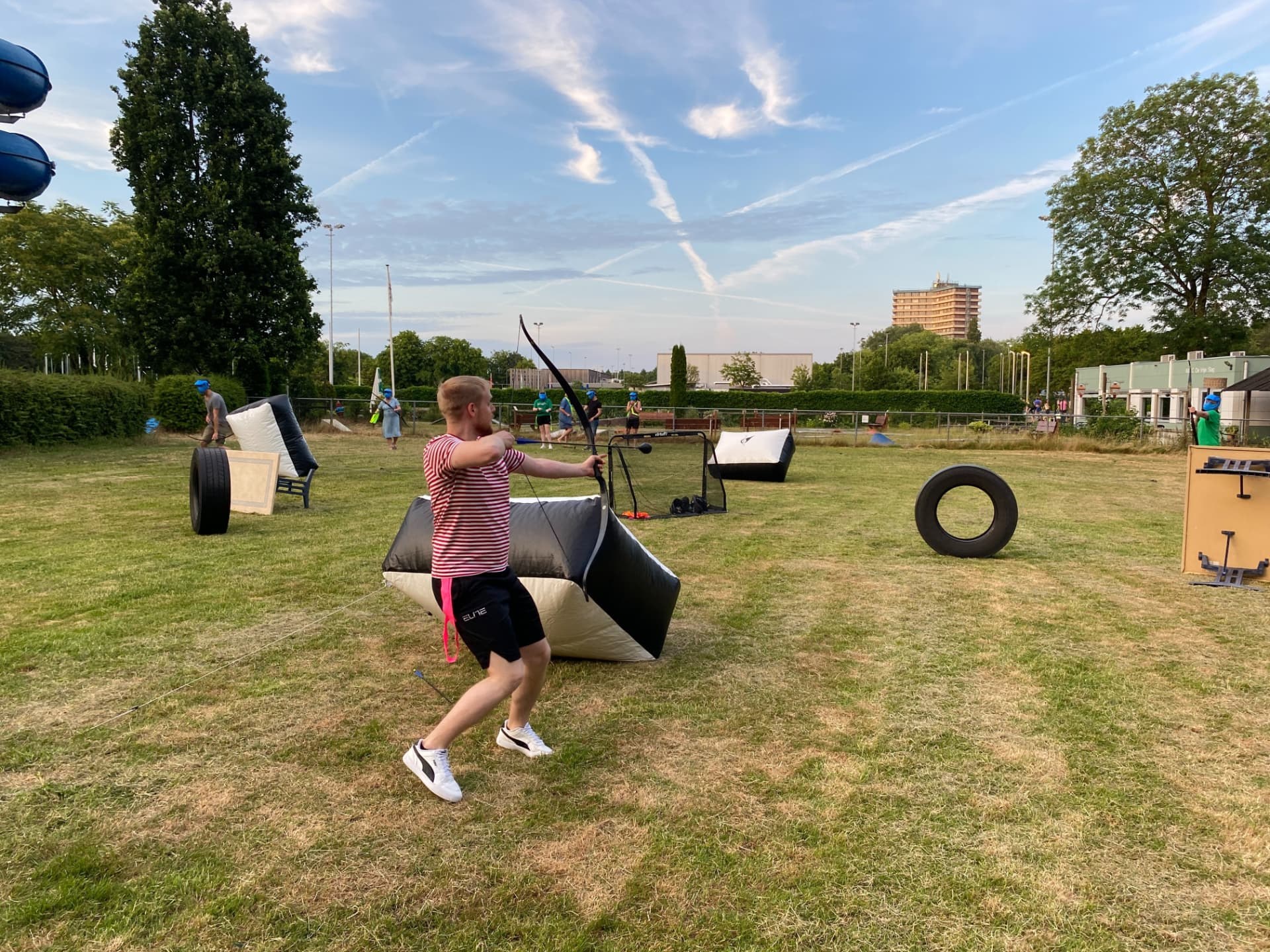 Archery Tag met boog, masker en opblaasbare obstakels buiten – verhuur door Uitjes2go in Ede