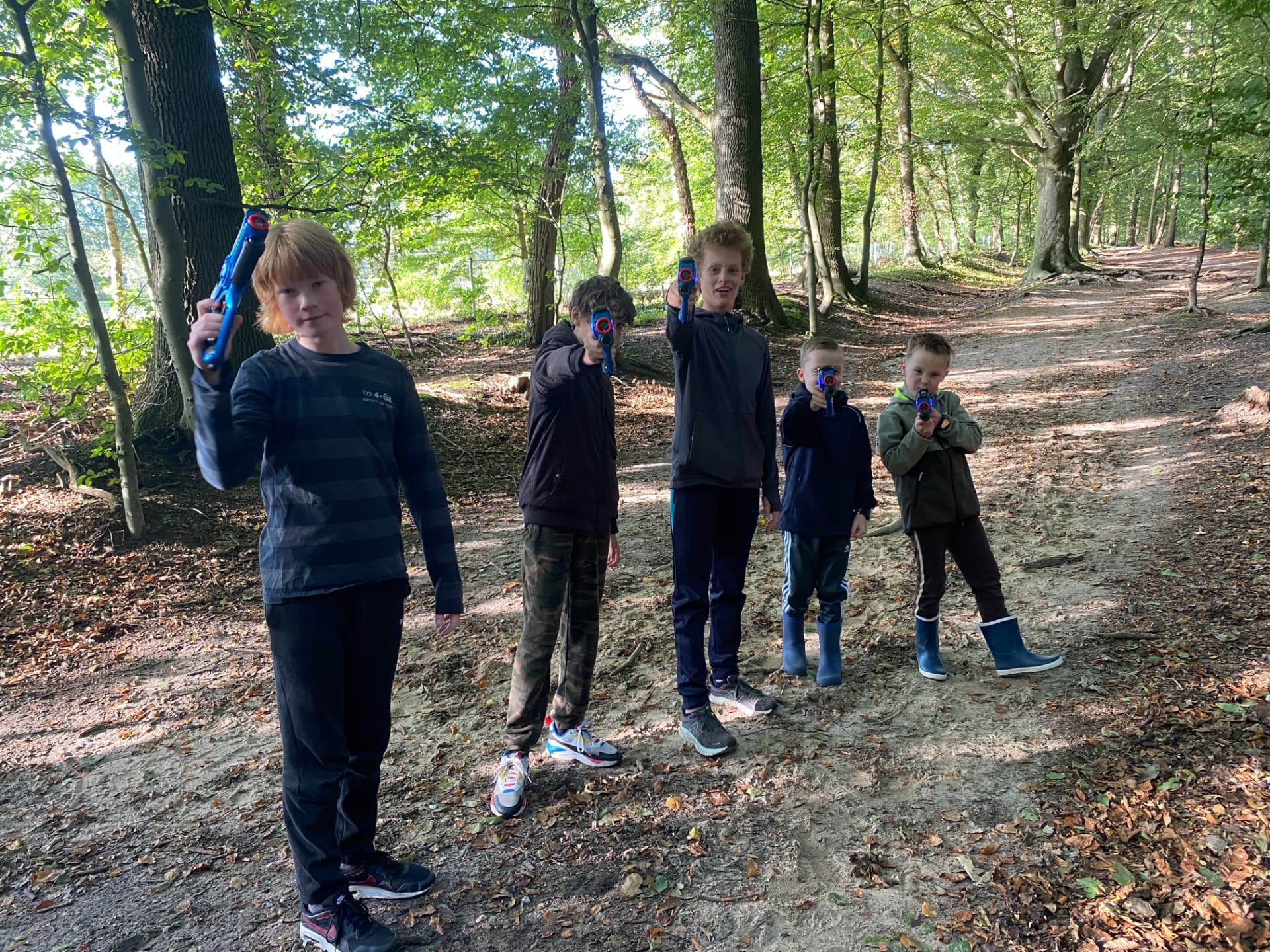 Groep kinderen met laserguns in het bos – verhuur door Uitjes2go in Ede