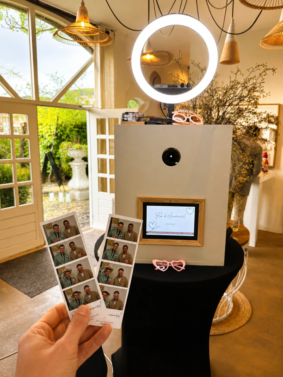 Photobooth met ringlamp en geprinte fotostrips op locatie – verhuur door Uitjes2go in Ede